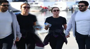 Ebru Şallı-Uğur Akkuş çifti el ele yürüyüşte