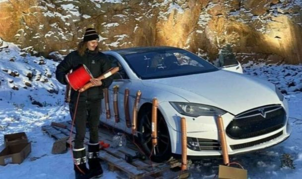 Elon Musk'ı Tesla Aracının İçinde Dinamitle Patlattı
