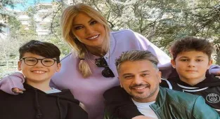 Emre Altuğ'dan eski eşi Çağla Şıkel ve oğullarıyla yeni yıl pozu