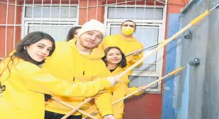 Fırça salladı