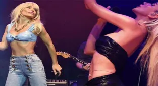 Gülşen'den siyah-beyaz ayna pozu