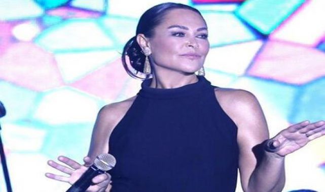 Hülya Avşar sahne kostümüyle dikkat çekti