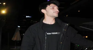 İlhan Şen setten sonra arkadaşlarıyla akşam yemeğinde