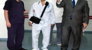 Kalbi boynunda geziyor!