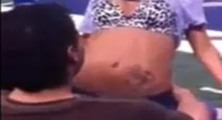 Maç sırasında striptiz!