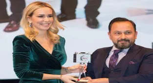 'Neler Oluyor Hayatta’nın sunucuları Nur Tuğba Namlı ve Hakan Ural’a anlamlı ödül