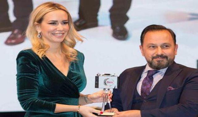 'Neler Oluyor Hayatta’nın sunucuları Nur Tuğba Namlı ve Hakan Ural’a anlamlı ödül