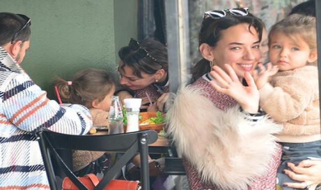 Seda Bakan kızıyla gazetecilere el salladı