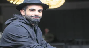 Sevenleriyle kucaklaşıyor