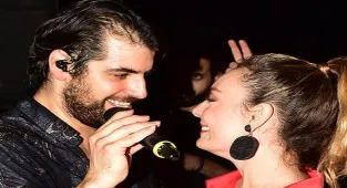 Sinan Güleryüz sahnesinde Özge Özder'den aşk dolu bakışlar