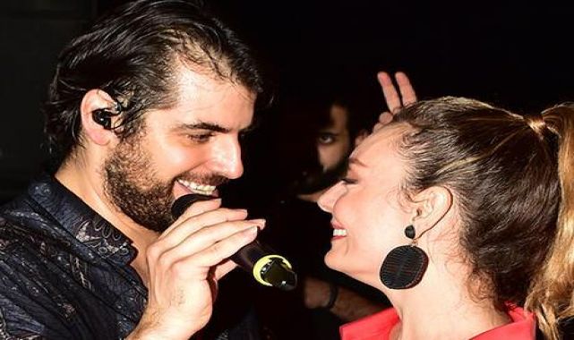 Sinan Güleryüz sahnesinde Özge Özder'den aşk dolu bakışlar