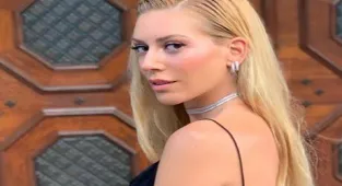 Sinem Kobal elbisesiyle göz kamaştırdı