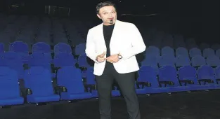 Tek kişi sahnede