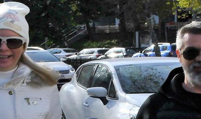 Tuğba Özerk beyazlar içinde