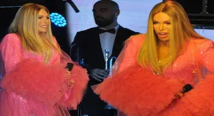 75 yaşındaki Ajda Pekkan'ın yılbaşı sahnesine yeni imajı damga vurdu