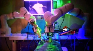 Amerika'da İlk! Robot İnsan Yardımı Olmadan Ameliyat Yaptı