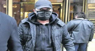 Çift maskeli Tarkan