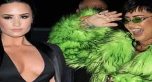 Demi Lovato başına örümcek dövmesi yaptırdı