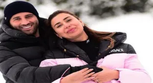 Ebru Şancı evine gitmeye çalışırken karda kaldı