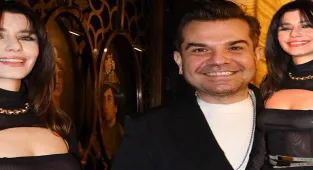 Haberler: Beren Saat iddialı kıyafetiyle partiye damga vurdu