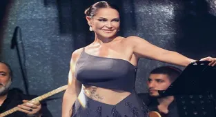 Hülya Avşar sahne kostümüyle beğeni topladı