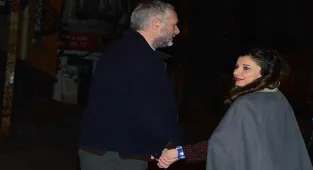 Kameraları fark edince elini bıraktı!