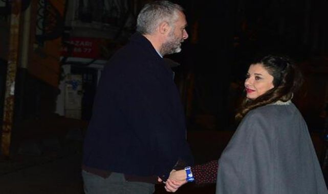 Kameraları fark edince elini bıraktı!