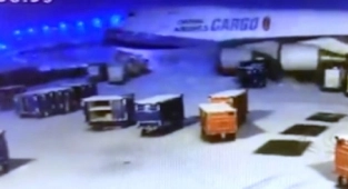 Kargo Uçağı Kayarak Bagaj Arabalarına Çarptı