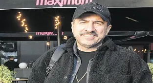 Kitap yazıyor