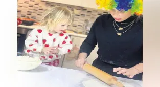 Kızıyla hamur açtı