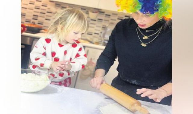Kızıyla hamur açtı
