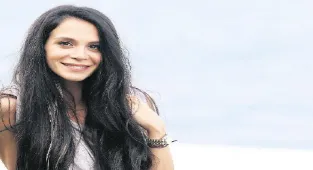 Kızıyla ilgileniyor