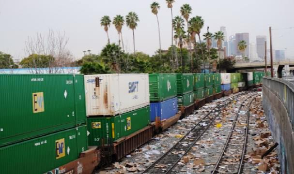Los Angeles'ta Yük Trenleri Yağmalandı
