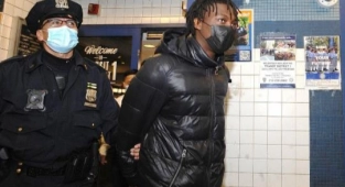 New York Metrosunda Kalaşnikofla Yakalandı