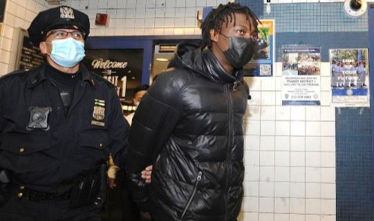 New York Metrosunda Kalaşnikofla Yakalandı