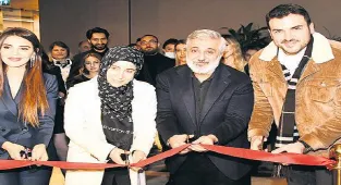 Açılışta ünlüler geçidi