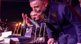 Cenk Eren'e sahnede sürpriz doğum günü