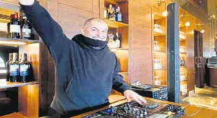 DJ kabinine geçiyor