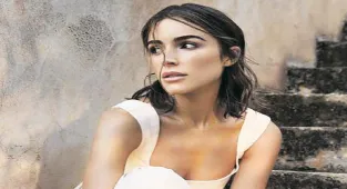 Güzelliğini konuşturdu