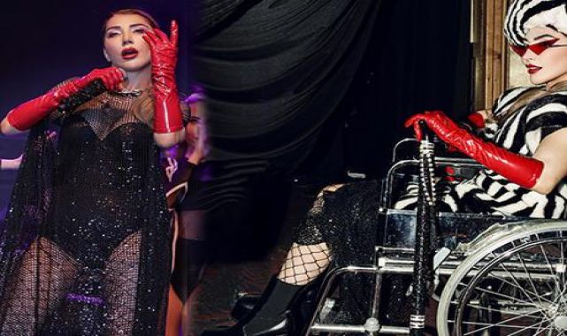 Hande Yener tekerlekli sandalye ve bastonla sahneye çıktı