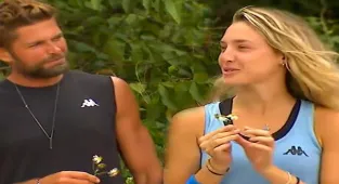 Mert Öcal ve Sude Burcu aşk mı yaşıyor sevgililer mi? Survivor'da Mert Sude'ye çiçek veriyor! Nisa'dan büyük tepki!