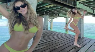 Şeyma Subaşı bikinili pozlarıyla beğeni topladı