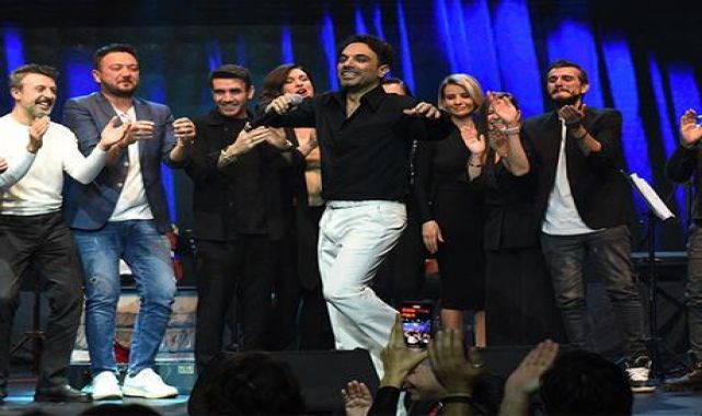 Uğur Aslan yeni yaşını sahnede kutladı! 'Bu günü asla unutmayacağım'