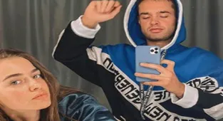 Bensu Soral ve ikizi Bedirhan Soral'dan aile boyu yeni yaş kutlaması