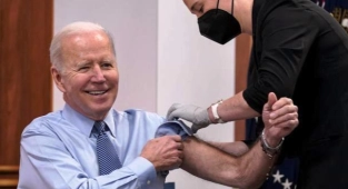 Biden Kameralar Karşısında Aşı Oldu