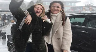 Çiğdem Batur ve Gamze Topuz alışverişte
