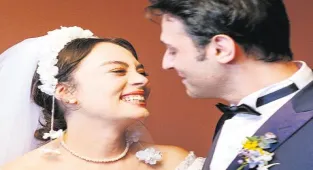 Evgar evlendi