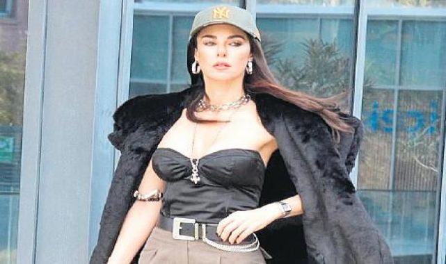 Modellere taş çıkardı