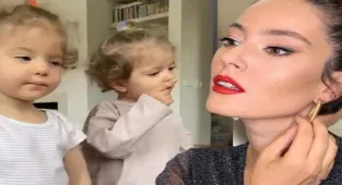 Pelin Akil çocuklarını paylaştı: Ne anlatıyorlar?