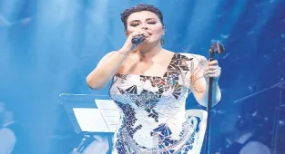 Porselen elbise giydi